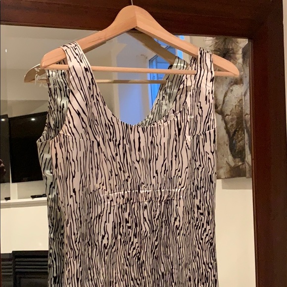 Silky feel  lined zebra print dress size 2 Danier - Picture 2 of 10